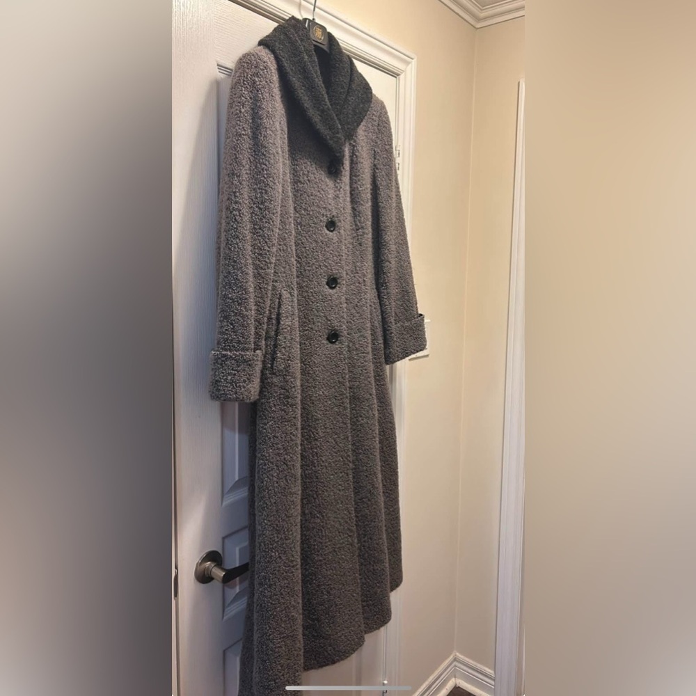 Like New Women's Long Dressy & Elegant
80% Wool Coat (Size 12) Made in Romania